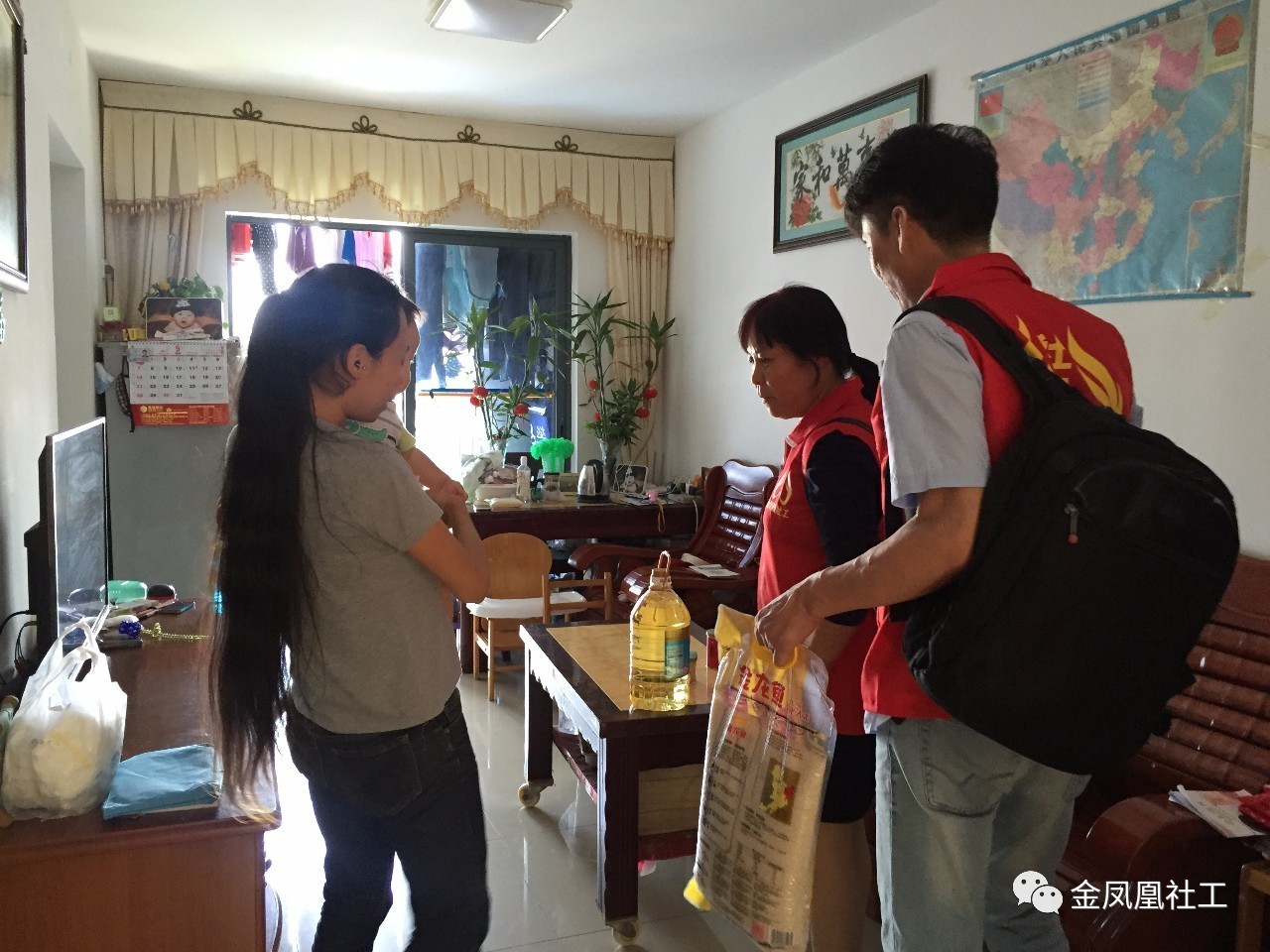 【送爱心】情系重植幸福单亲家庭，金凤凰社工慰问送关爱！